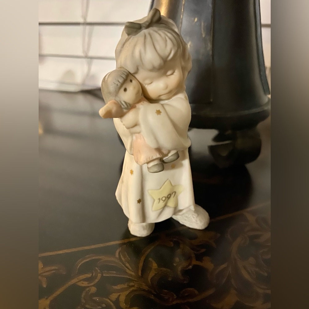 KimAnderson “Pretty As a Picture” figurine